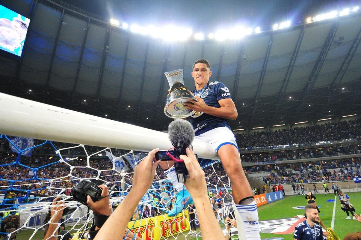 Cruzeiro levanta a taa da Srie B e faz festa no Mineiro