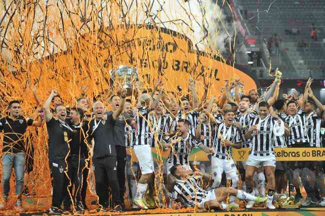 Atlético ergue a taça e festeja bi da Copa do Brasil