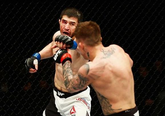 Rustam Khabilov (luva azul) venceu Norman Parke por decisão unânime