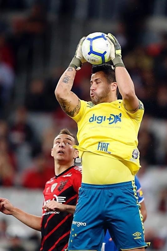Fotos do empate por 0 a 0 entre Athletico-PR e Cruzeiro na Arena da Baixada, em Curitiba, pela 31 rodada do Campeonato Brasileiro; cruzeirense Sass foi expulso na etapa final