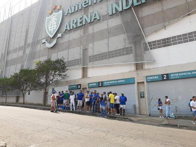 Torcida do Cruzeiro chega ao Independncia para o primeiro jogo com pblico no estdio durante a pandemia