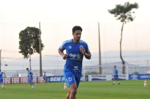 Cruzeiro iniciou sua intertemporada nesta segunda-feira na Toca da Raposa II. Tcnico Mano Menezes contou com elenco completo. Grupo agora comea preparao para decises com Atltico na Copa do Brasil, River Plate na Copa Libertadores e 29 rodadas restantes do Campeonato Brasileiro
