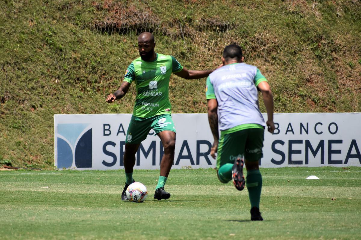 O América treinou na manhã desta terça-feira (15), no CT Lanna Drumond, em Belo Horizonte. A atividade visou o confronto contra o Figueirense, válido pela 29ª rodada da Série B do Campeonato Brasileiro. A partida será disputada nesta quinta-feira (17), às 19h15, no Estádio Orlando Scarpelli, em Florianópolis.