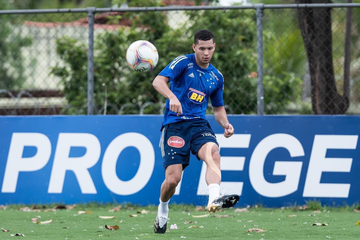 Fotos do primeiro treino de Rafael Sobis na volta ao Cruzeiro, nesta segunda