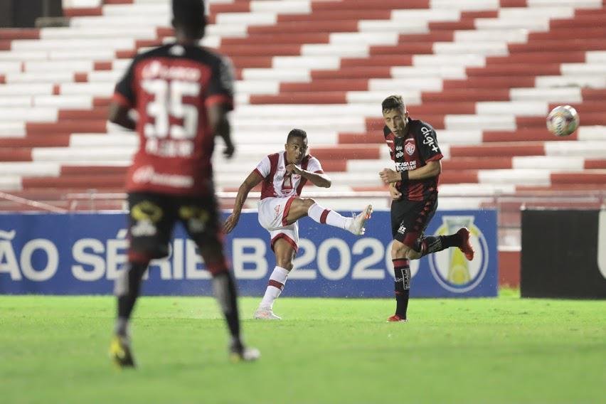 Nutico pressiona na segunda etapa, mas no consegue marcar gol em casa e fica no 0 a 0 com o Vitria. Alvirrubros ao menos impediram crescimento de sequncias de derrotas diante de rival direto na briga contra o rebaixamento