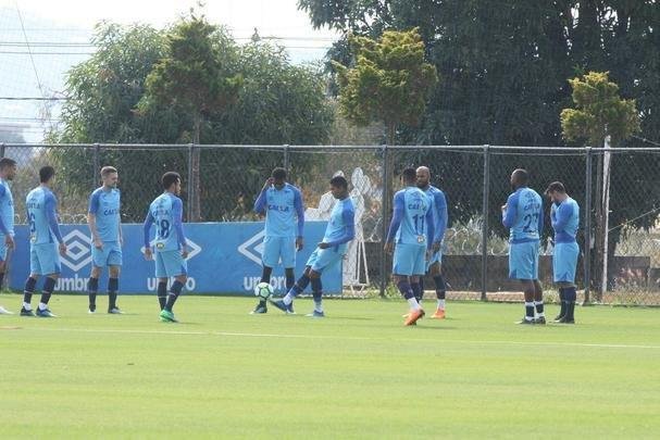 Presidente do Cruzeiro, Wagner Pires de S, acompanhou treino deste sbado, na Toca da Raposa II. Mais uma vez, Arrascaeta treinou normalmente e est cotado para iniciar como titular diante do Atltico-PR, na segunda-feira, no Mineiro, pelas oitavas de final da Copa do Brasil
