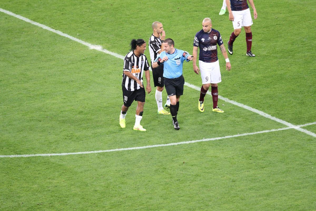 Ronaldinho pode ter feito, contra o Lans, na despedida da Recopa, o seu ltimo jogo pelo Atltico