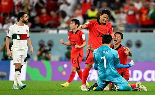 Jogadores da Coreia do Sul comemoram vitria sobre Portugal; combinao de resultados colocou o time de Heung-Min Son e Paulo Bento nas oitavas de final da Copa do Mundo