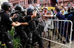 No comeo da manh desta quinta-feira, fs tentaram furar o bloqueio policial e entraram em choque com os militares durante velrio de Diego Armando Maradona, na Casa Rosada, sede do governo argentino em Buenos Aires.