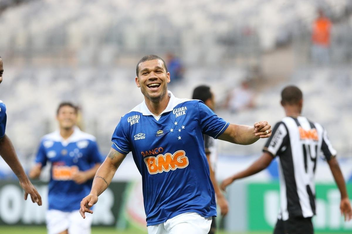 Bucampeo brasileiro pelo Cruzeiro, em 2013 e 2014, o volante Nilton fez 97 apresentaes com a camisa azul e marcou 11 gols. No clube, ainda foi campeo mineiro de 2014.