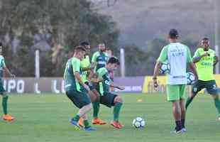 Depois de reunio com elenco e diretoria, Adilson Batista observou treino comandado por Drubscky no Amrica