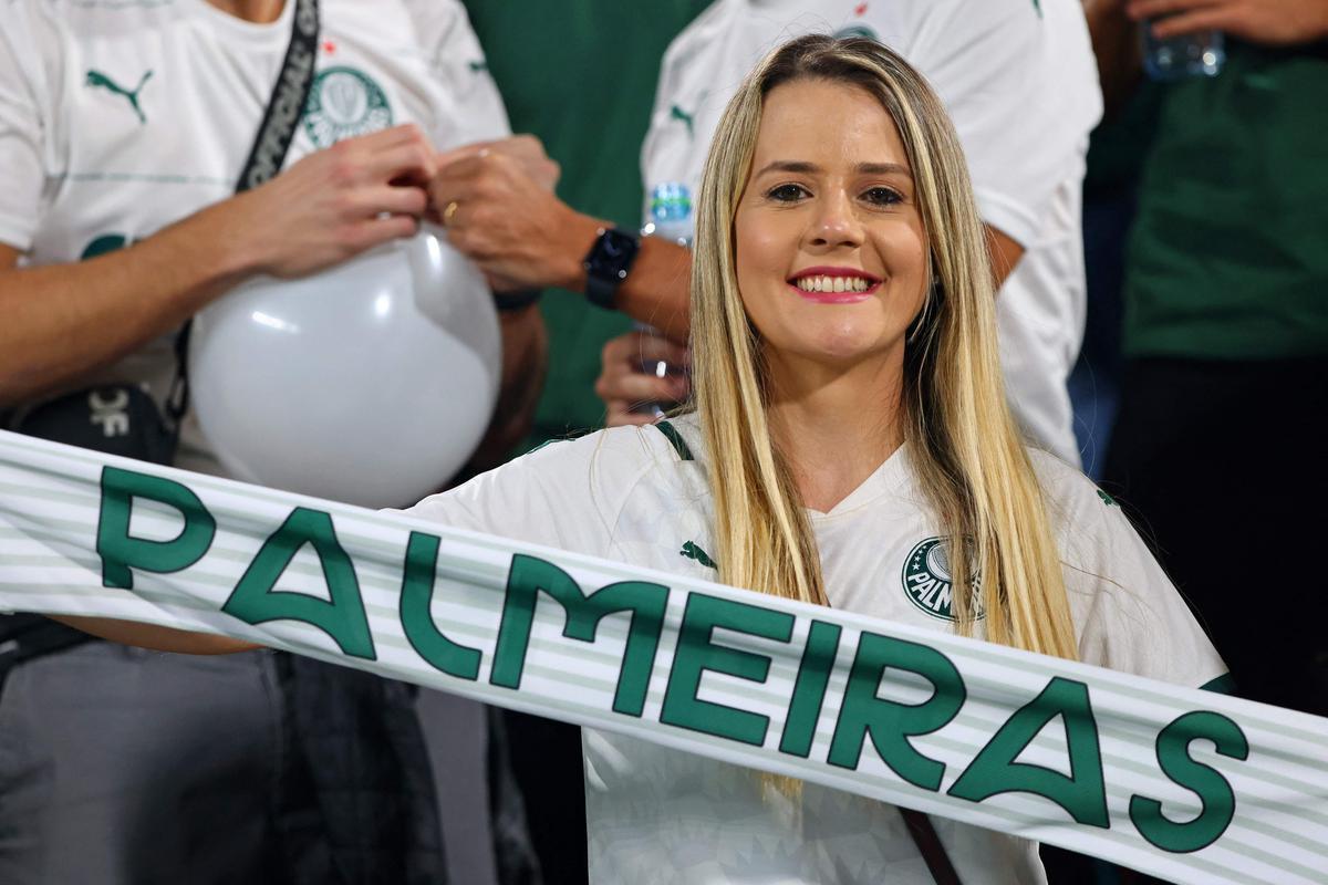 Fotos das torcidas de Palmeiras e Chelsea durante a final do Mundial de Clubes no Estdio Mohammed Bin Zayed em Abu Dhabi