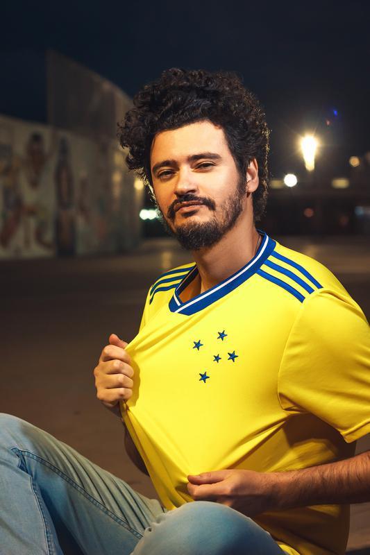 Imagens da nova camisa 3 do Cruzeiro. Novo uniforme, que tem estrelas soltas e  predominantemente amarelo, em referncia ao ano de Copa do Mundo
