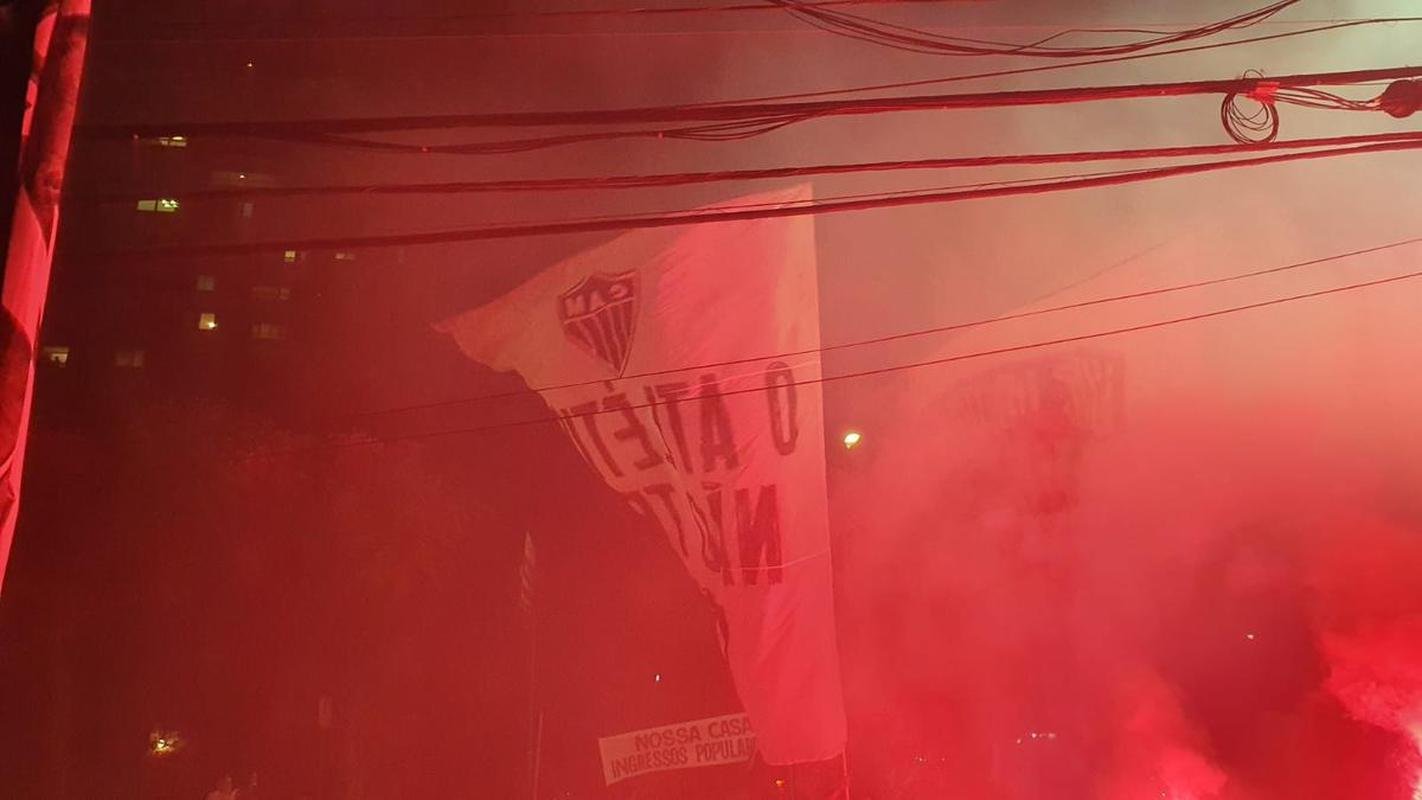 Torcedores do Atltico protestaram em frente  sede do clube nesta segunda-feira (21/11)