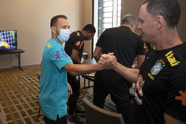 Jogadores se apresentam  Seleo Brasileira