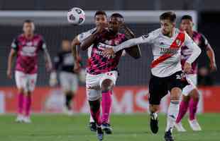 Com 25 casos simultneos de COVID-19, River Plate enfrentou Independiente Santa Fe-COL com apenas 11 jogadores disponveis e com o volante Enzo Prez improvisado como goleiro.