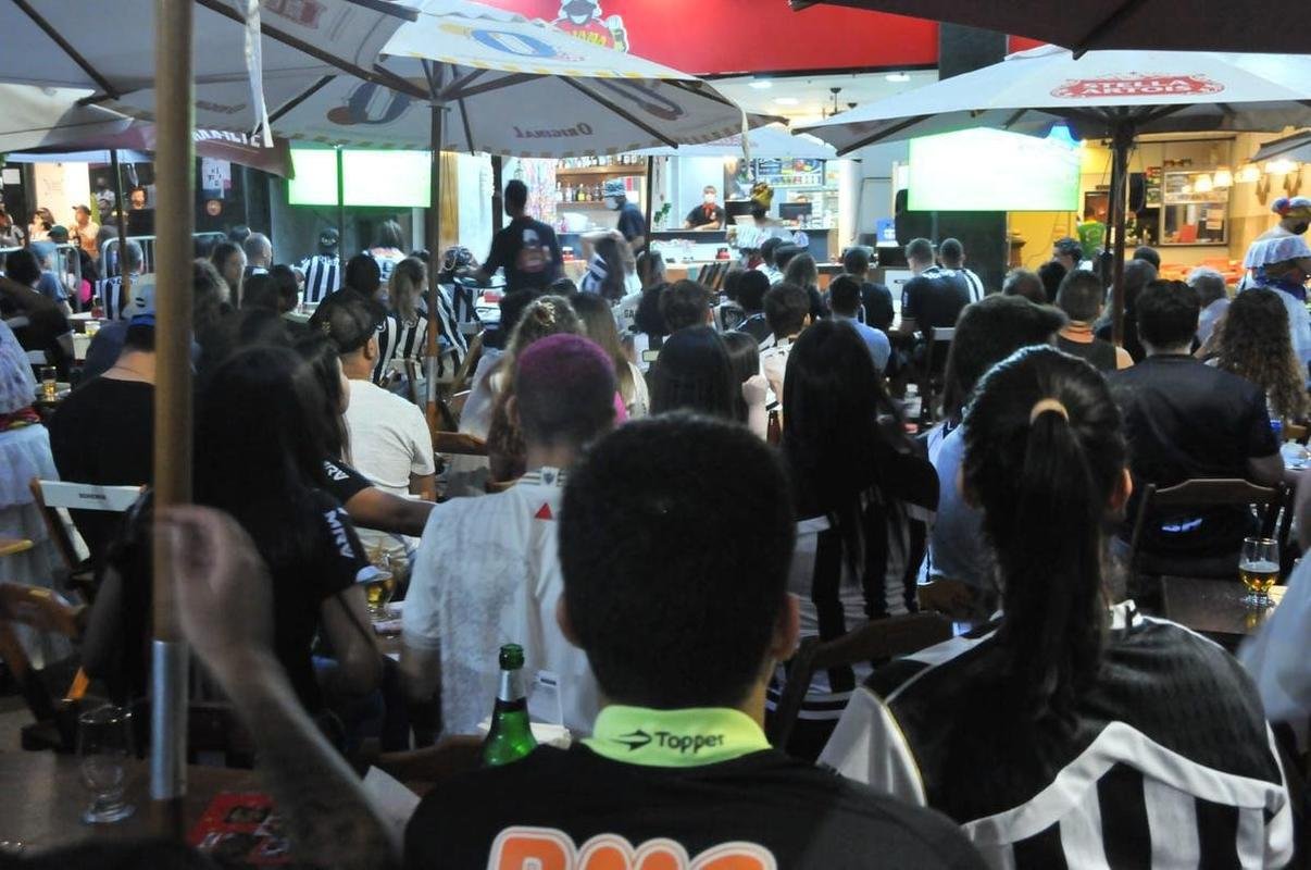 Nesta quinta-feira (2), torcedores do Atltico lotaram os bares de BH para acompanhar Bahia x Galo, jogo adiado da 32 rodada do Campeonato Brasileiro. Na imagem, bares na regio da Savassi.