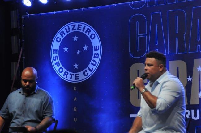 Ronaldo levou cruzeirenses de Conselheiro Lafaiete ao delrio ao participar da Caravana do Cruzeiro nesta quarta-feira (26). Fenmeno esteve acompanhado no palco de Pedro Loureno, patrocinador do clube, e ganhou msica nova produzida pelo rapper Das Quebradas