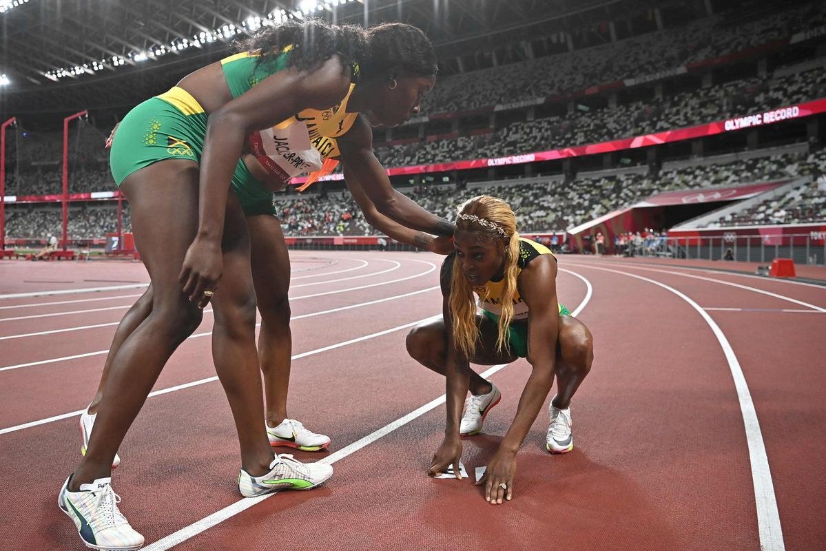Fotos espetaculares da vitria da jamaicana Elaine Thompson-Herah nos 100m rasos dos Jogos Olmpicos de Tquio com o tempo de 10s61. A velocista quebrou o recorde olmpico e comandou o pdio jamaicano ao lado de Ann Fraser-Pryce, prata, e Shericka Jackson, bronze.
