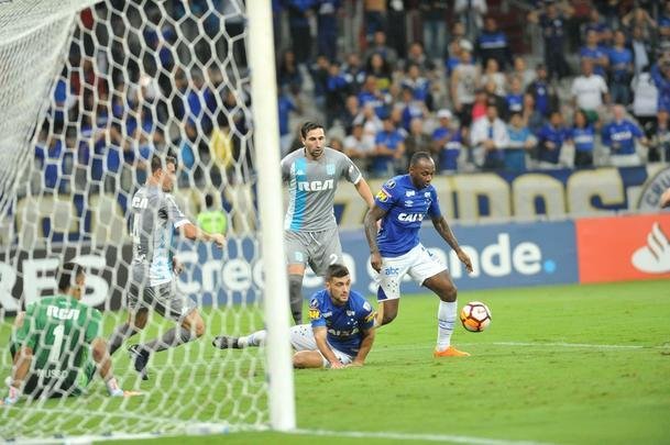 Sass chegou a balanar as redes, mas auxiliar marcou impedimento