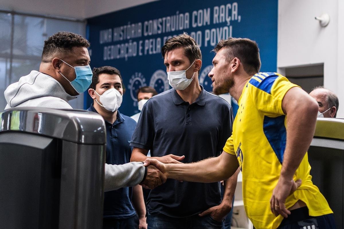 Em sua primeira visita  Toca da Raposa II, Ronaldo concedeu entrevista coletiva e teve contato com jogadores e comisso tcnica do Cruzeiro. Ele tambm se encontrou com scios da categoria Diamante.
