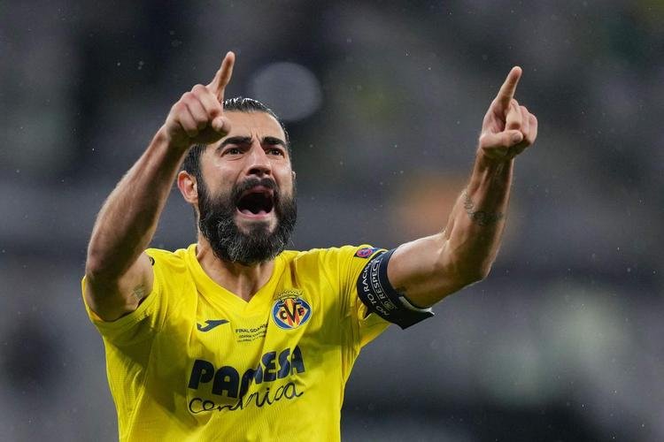 Depois de empate por 1 a 1 no tempo normal e na prorrogação, time espanhol superou o Manchester United nos pênaltis por 11 a 10. Goleiro Rulli pegou a última batida dos ingleses, feita pelo goleiro De Gea