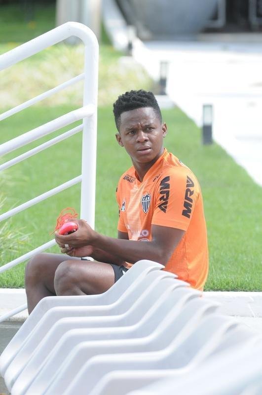 Treino do Atltico nesta segunda-feira, na Cidade do Galo, contou com a volta do meia  Juan Cazares. Direo no chegou a acordo para vend-lo a clube saudita. Tcnico Rafael Dudamel relacionou 23 jogadores para a viagem a Santa Fe, local da estreia na Sul-Americana, quinta-feira, contra o Unin-ARG. Jogador equatoriano ficou fora da lista.