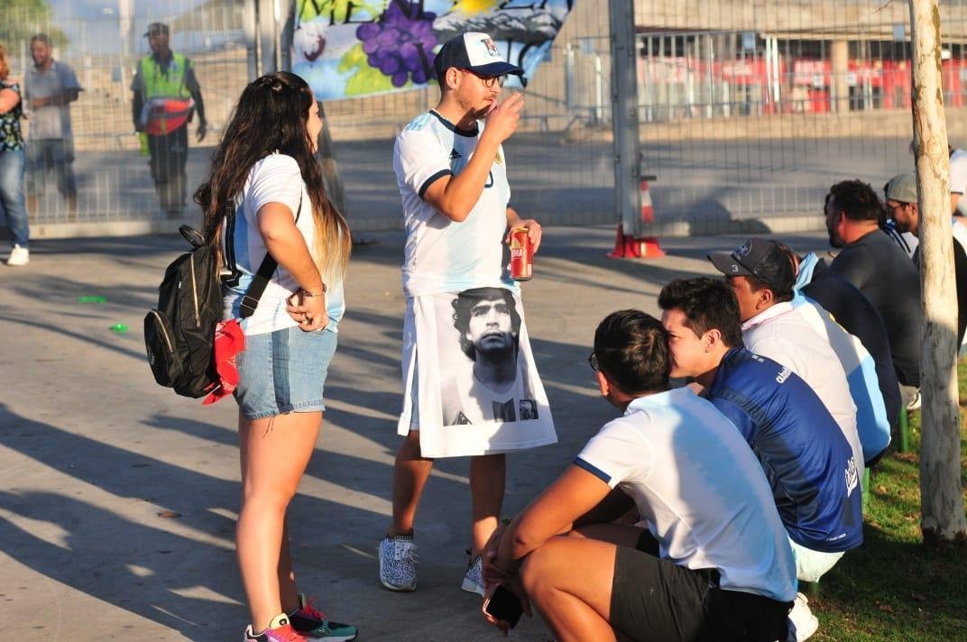 Torcedores de Argentina e Paraguai na chegada ao Minero para duelo pela Copa Amrica