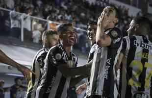 Fotos do jogo entre Santos e Atltico na Vila Belmiro, em Santos, pela 30 rodada do Campeonato Brasileiro