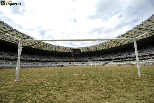 06/12/2012 - Gramado j instalado no campo. Reforma entra na parte dos detalhes, do acabamento final.