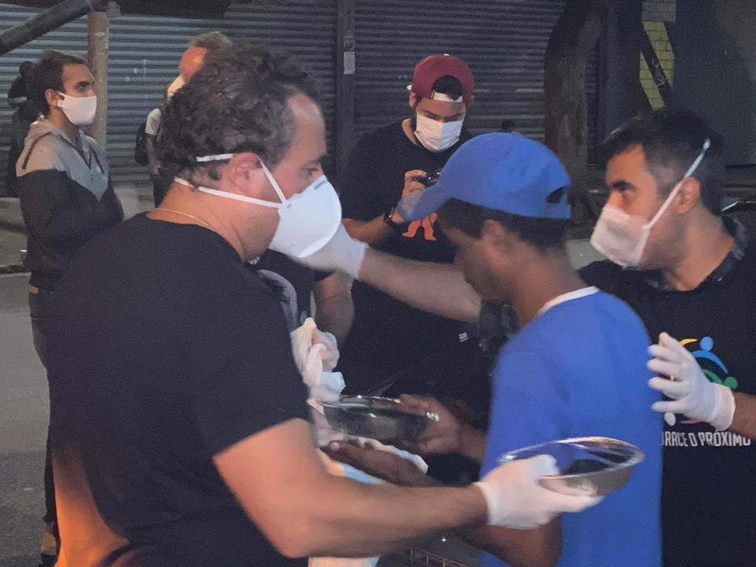 
Alexandre Mattos e Clube do Chef doaram 530 marmitas para pessoas em situao de rua