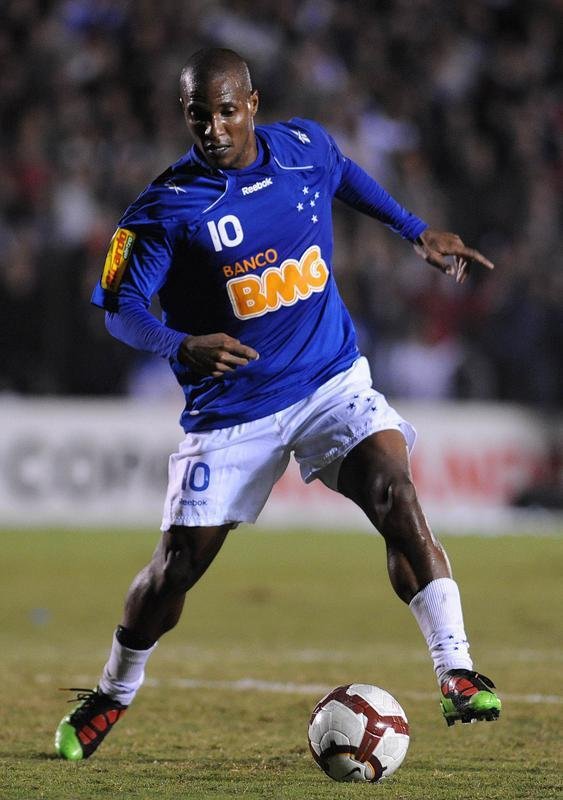 Gilberto, o maestro, comeou a carreira como lateral-esquerdo. E foi nessa posio que passou pelo Cruzeiro em 1998 e 1999. No entanto, devido  alta qualidade tcnica, o jogador migrou para o meio-campo e vestiu a 10 do Cruzeiro entre 2009 e 2011.