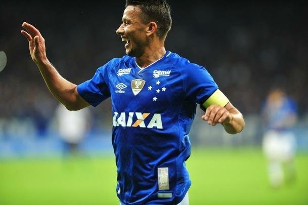 Imagens do jogo entre Cruzeiro e Tupi, no Mineiro