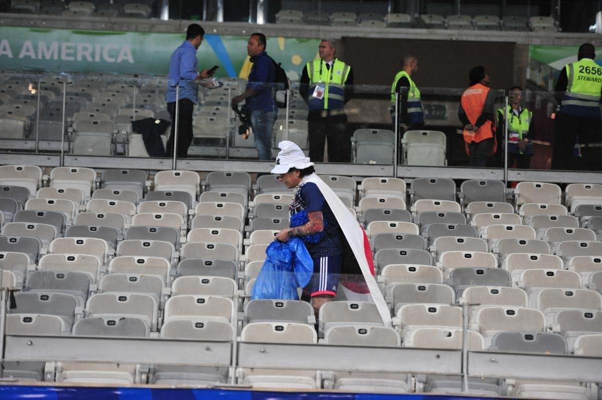 Depois do empate entre Japo e Equador, por 1 a 1, pela Copa Amrica, um torcedor japons deu um bom exemplo aos brasileiros. Com pacincia, ele recolheu lixo em vrios pontos do setor em que se encontrava no Mineiro. Na Copa de 2014, no Brasil, os nipnicos j haviam mostrado civilidade ao mundo ao limpar arquibancadas e vestirios dos estdios.