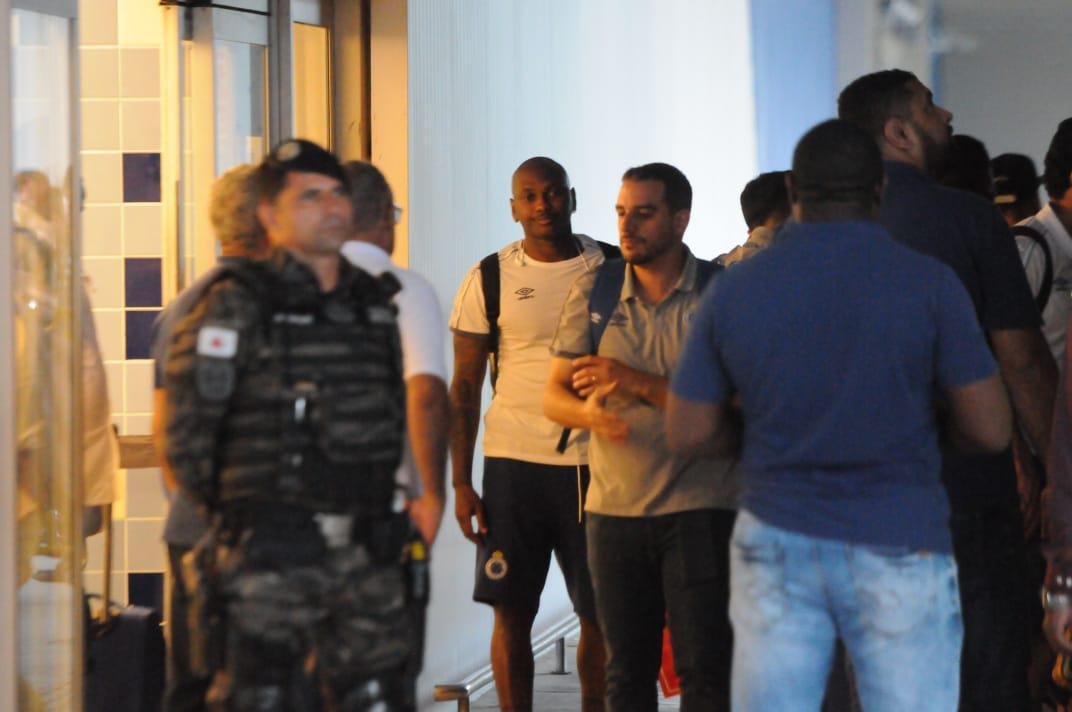Jogadores do Cruzeiro desembarcaram nesta sexta-feira  tarde no Aeroporto de Confins, na Grande Belo Horizonte, depois da derrota por 2 a 0 para o Grmio, em Porto Alegre. O policiamento foi reforado e houve escolta do nibus at a Toca da Raposa II. No houve presena de torcidas organizadas. Motoristas de aplicativo, presentes no local, foram os nicos a presenciar a chegada. Os cruzeirenses xingaram, enquanto os atleticanos gritaram 'o o o, segunda diviso'.