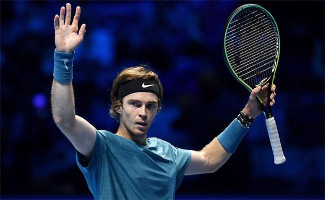 Quinto do ranking, Andrey Rublev bate Stefanos Tsitsipas, o nmero quatro, no ATP Finals