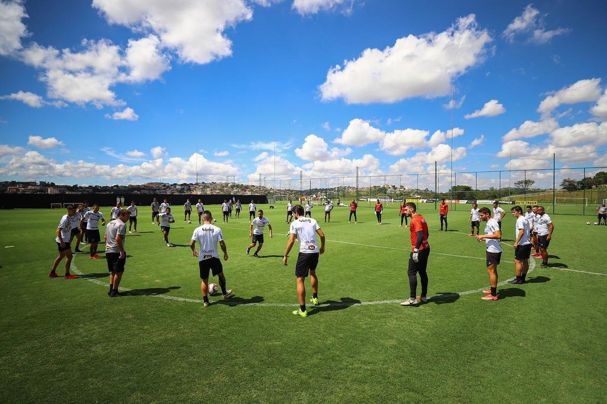 Primeiro treino comandado por Cuca desde a volta ao Atltico