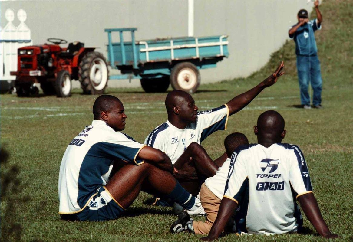 Fotos do zagueiro Joo Carlos em suas passagens pelo Cruzeiro, entre 1996 e 2001