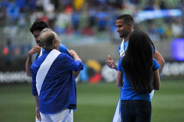 Jogadores, integrantes da comisso tcnica e dirigentes do Cruzeiro recebem faixas alusivas ao ttulo da Copa do Brasil