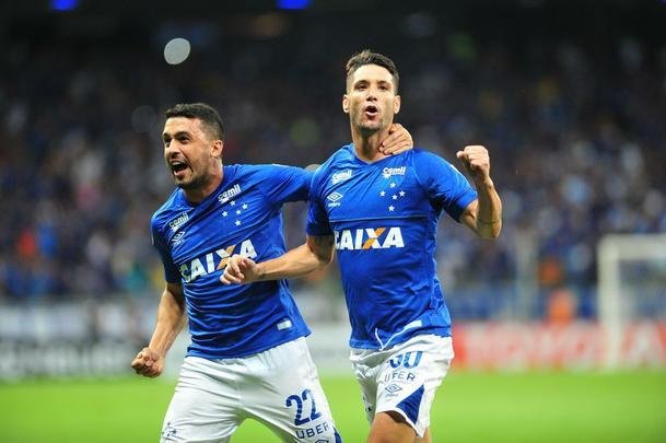 Thiago Neves marcou primeiro gol do Cruzeiro em cobrana de falta