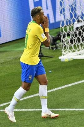 Poucas quedas, assistência e 'ousadia': a atuação de Neymar contra a Sérvia