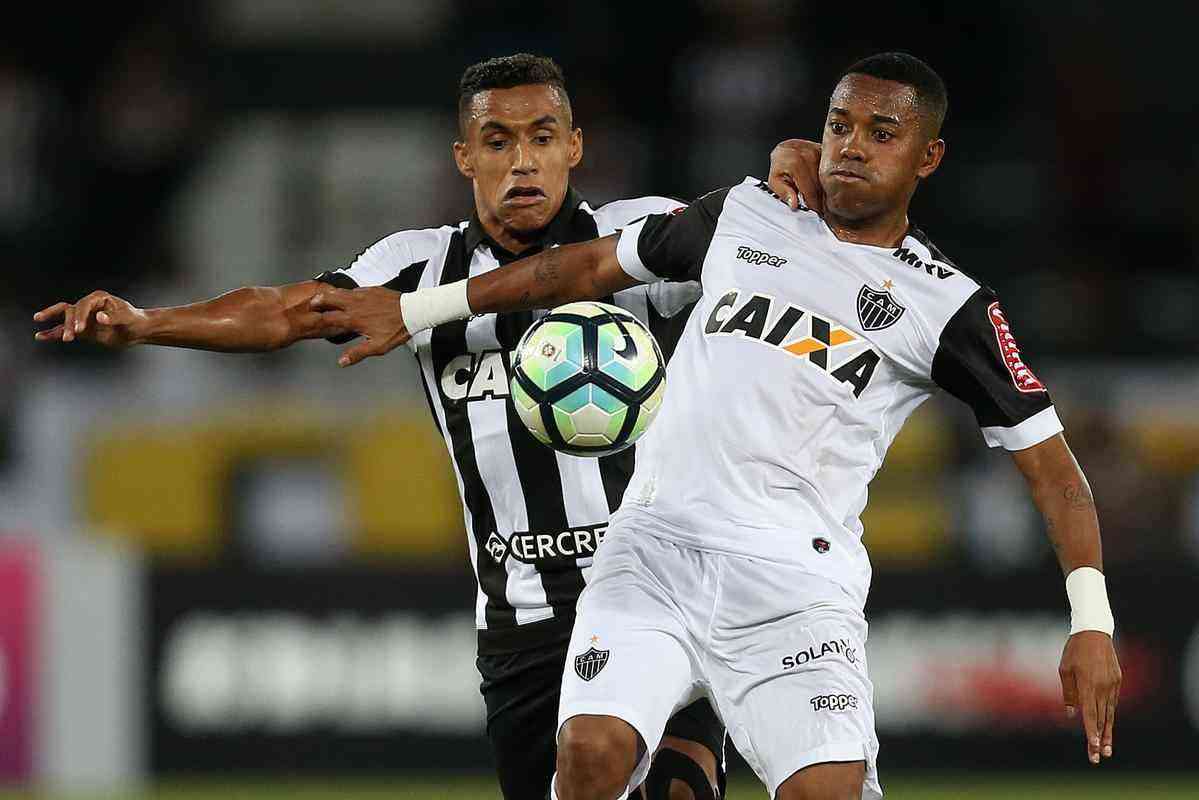 Lance de Botafogo x Atltico, jogo vlido pela 12 rodada do Campeonato Brasileiro