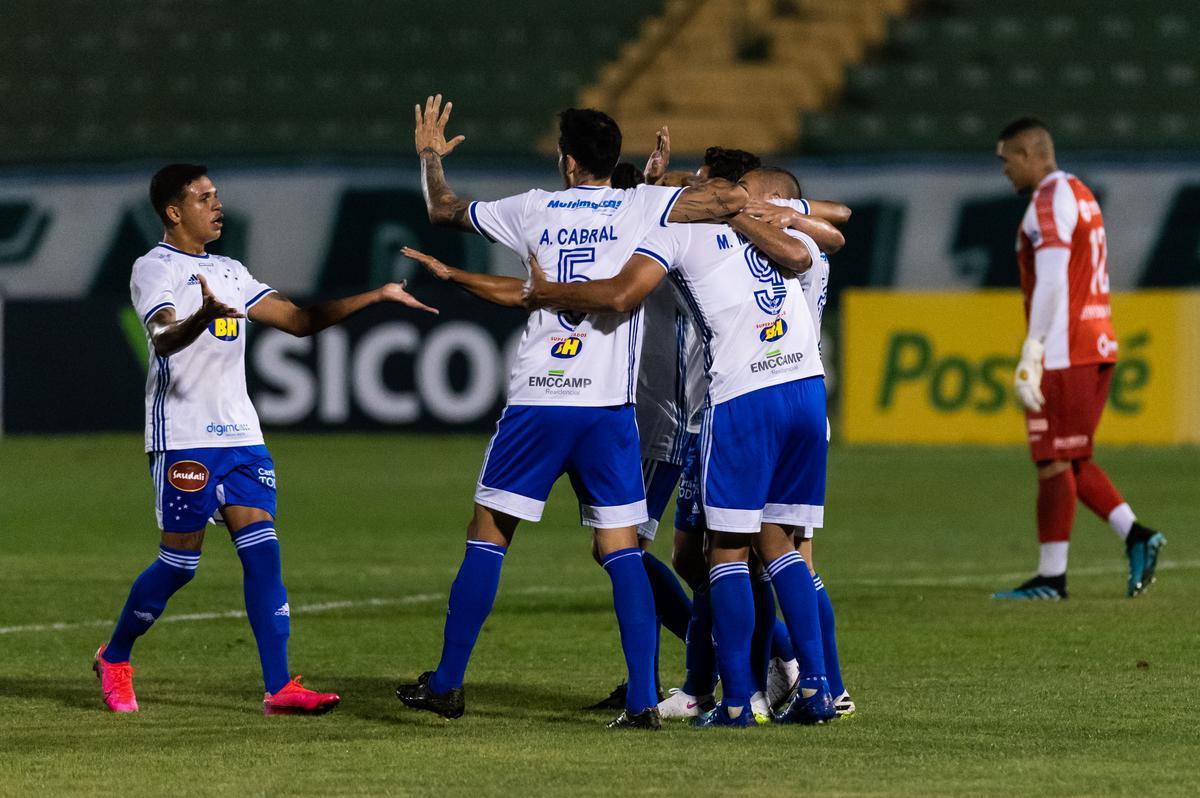 Fotos do jogo entre Guarani e Cruzeiro no Estádio Brinco de Ouro da Princesa, em Campinas, pela segunda rodada da Série B