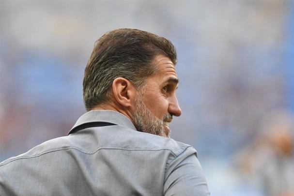 As expressões dos técnicos Abel Braga, do Cruzeiro, e Vagner Mancini, do Atlético, durante o clássico no Mineirão pela 32ª rodada do Campeonato Brasileiro. No começo do jogo, eles se abraçaram em clima amistoso.