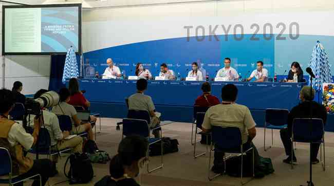 Membros do Time de Refugiados dos Jogos Paralmpicos de Tquio ouviram mensagem de Alphonso Davies nesta segunda-feira
