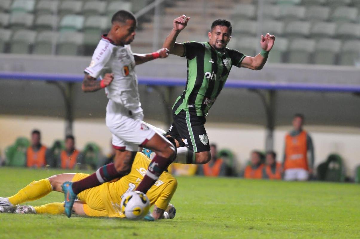 Fotos do jogo entre Amrica e Fluminense, no Independncia, em Belo Horizonte, pela 12 rodada do Campeonato Brasileiro