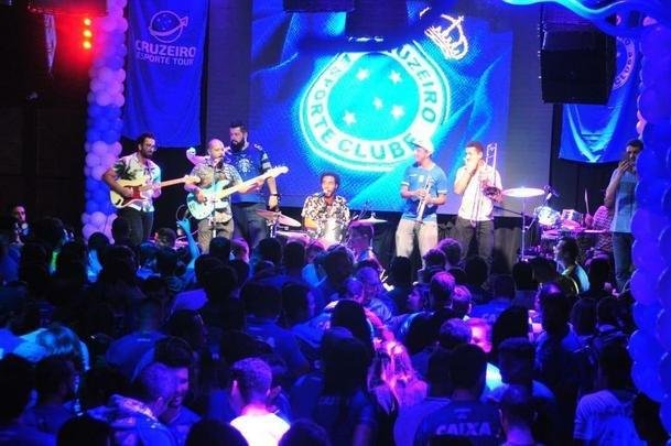 Torcedores do Cruzeiro acompanham final da Copa do Brasil no Mercado Distrital do Cruzeiro, em Belo Horizonte