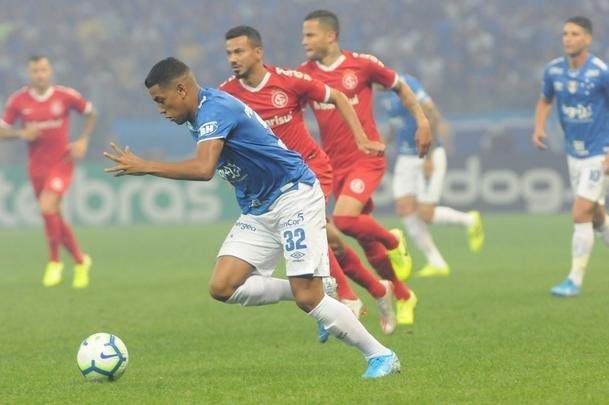 Fotos do primeiro tempo do duelo entre Cruzeiro e Internacional, no Mineiro, pela semifinal da Copa do Brasil