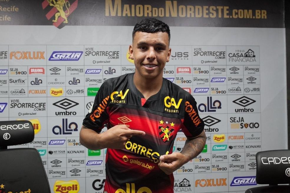 Vincius Pop - autor de 139 gols na base do Cruzeiro, no conseguiu repetir o sucesso no time principal. Assim, acabou emprestado ao Sport at o fim do Campeonato Brasileiro. O atacante de 19 anos ainda no entrou em campo pelo novo clube.