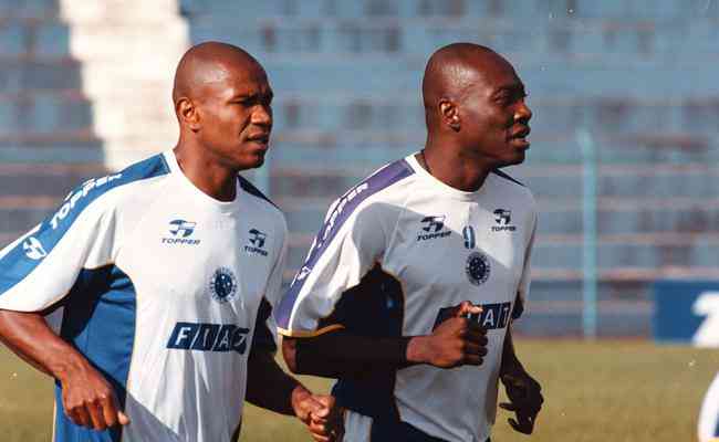 Joo Carlos e Rincn durante treino na Toca da Raposa I em 2001, quando jogaram juntos pelo Cruzeiro